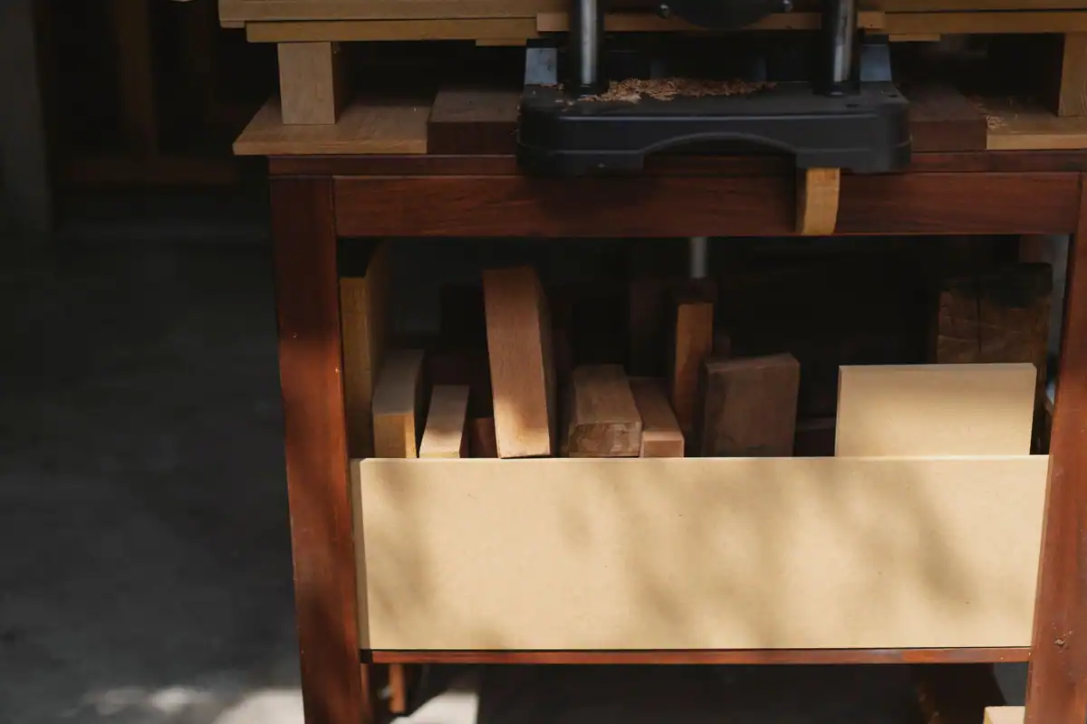 Unelte electrice și piese de lemn într-un atelier de tâmplărie