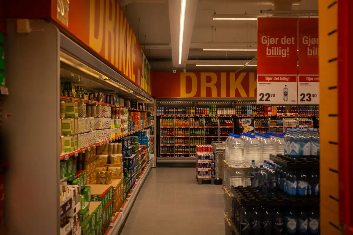 Raion de băuturi într-un supermarket, cu etichete de promoție