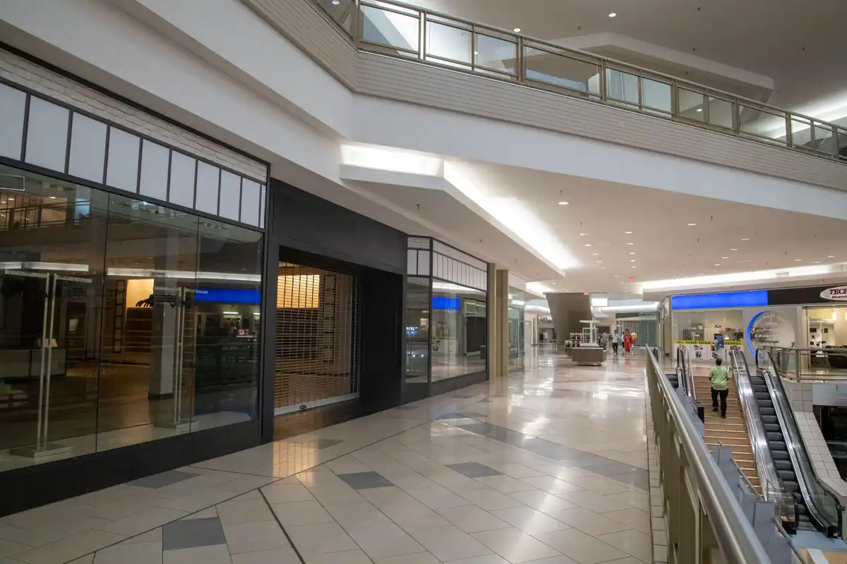 Interior modern de centru comercial cu spații închise și scară rulantă