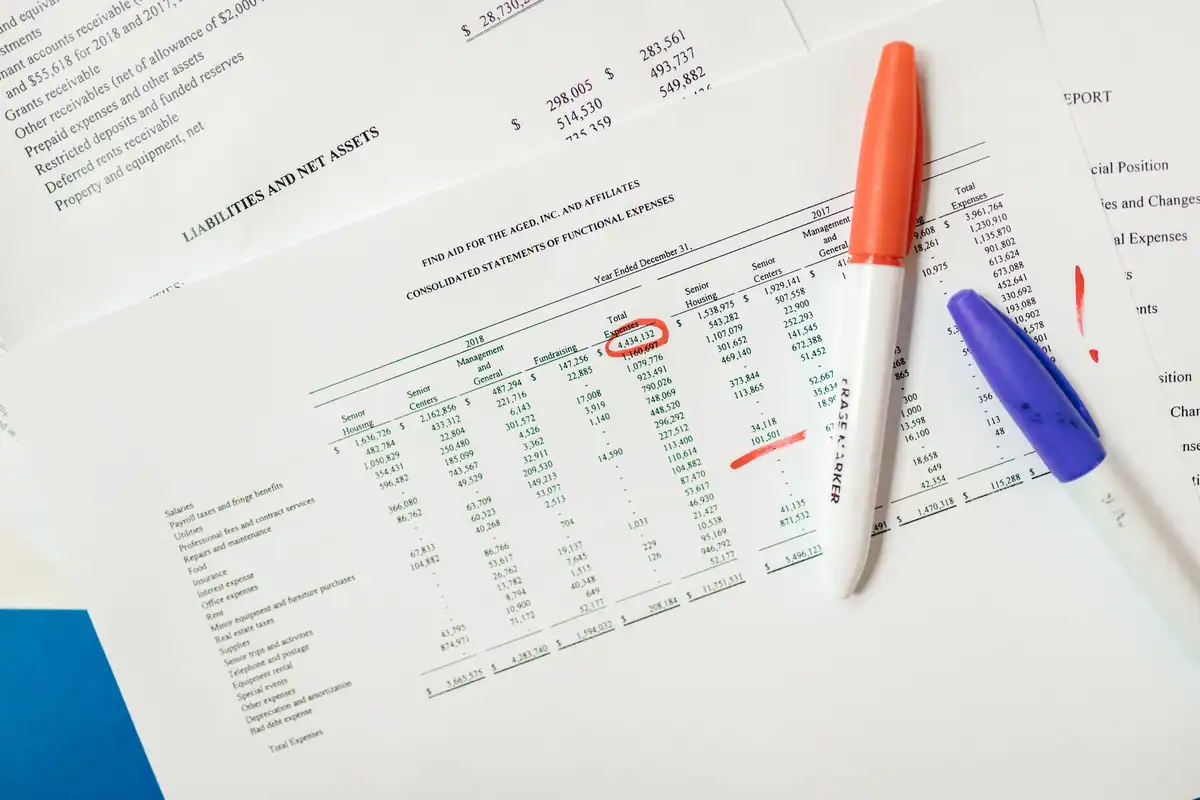 Documente financiare cu cifre evidențiate și markere