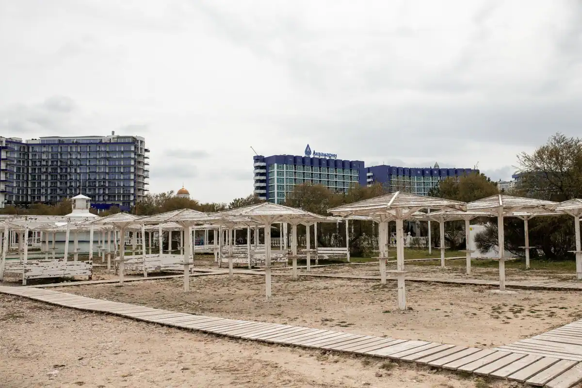 Stațiune de pe litoral pustie, cu hoteluri înalte sub cer înnorat