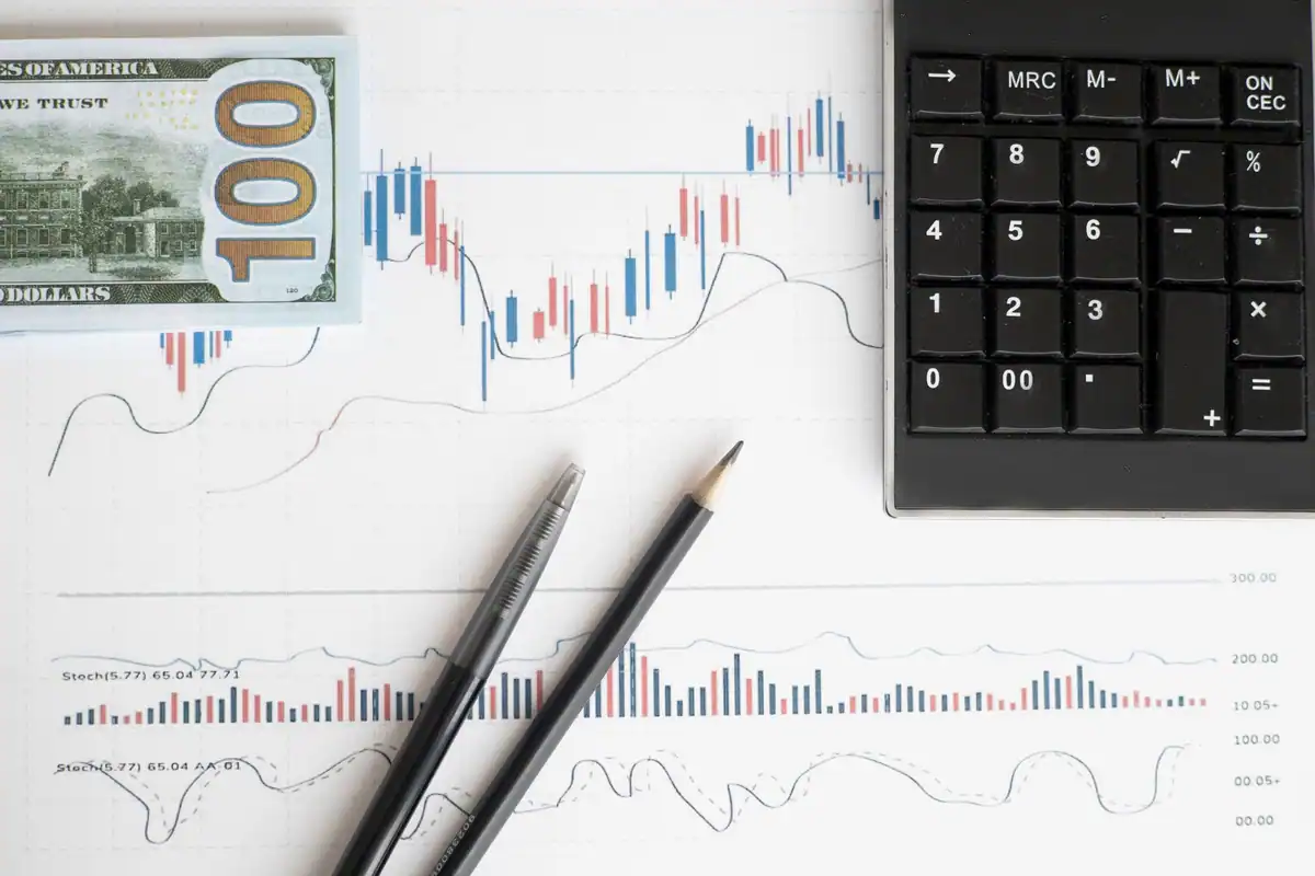 Spațiu de analiză cu grafice, calculator și bani