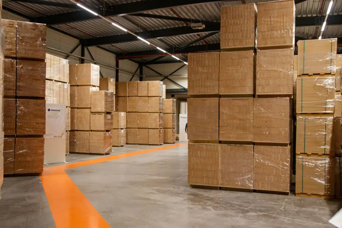 Depozit industrial spațios cu cutii de carton stivuite